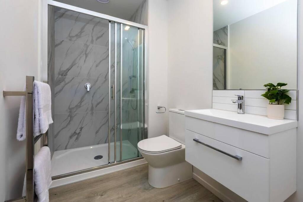 2 Bedrooms Apprtmt Plus Underground Parking In Cbd Christchurch Buitenkant foto